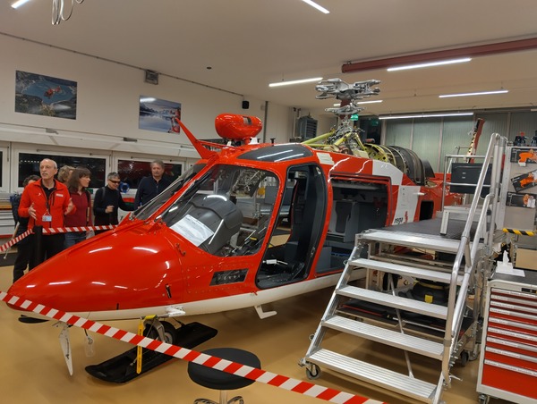 Nahaufnahme eines Helikopters, an welchem Wartungsarbeiten durchgeführt werden