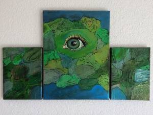 Bilder gemalt von Christina Rösli. Es sind drei nebeneinander aufgehängte Bilder. Alle sind blau-grün und im Bild in der Mitte sieht man ein menschliches Auge.